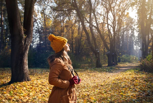 Mujer con cámara en el parque de otoño — Foto de Stock