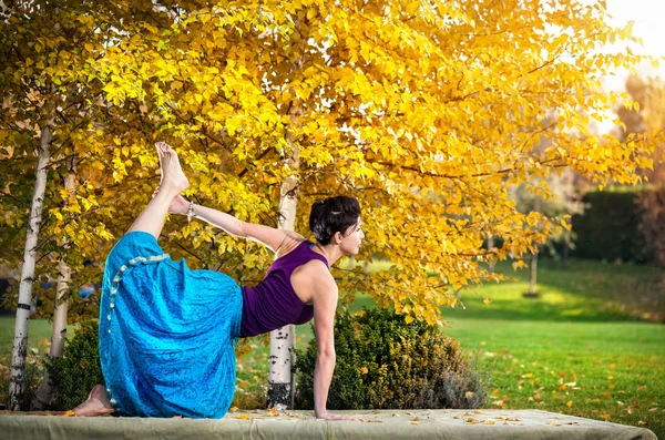 Yoga dans le parc d'automne — Photo