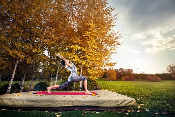 Yoga im Herbstpark — Stockfoto