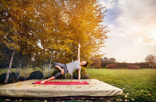 Yoga im Herbstpark — Stockfoto