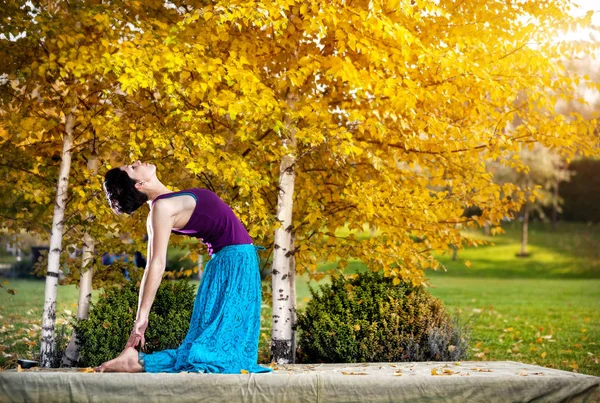 Yoga i höst park — Stockfoto