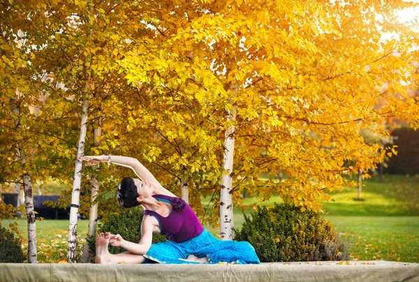 Yoga in het najaar park — Stockfoto