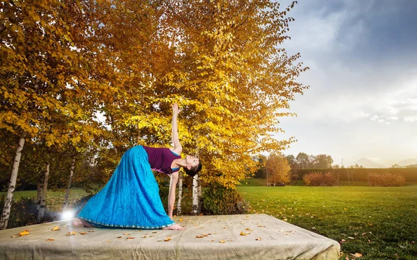 Yoga en el parque de otoño — Foto de Stock
