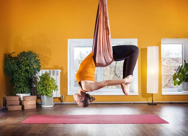 Antigravity yoga i hängmatta — Stockfoto