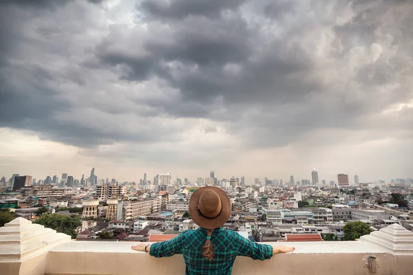 Bangkok şehir panorama adlı arayan turist — Stok fotoğraf