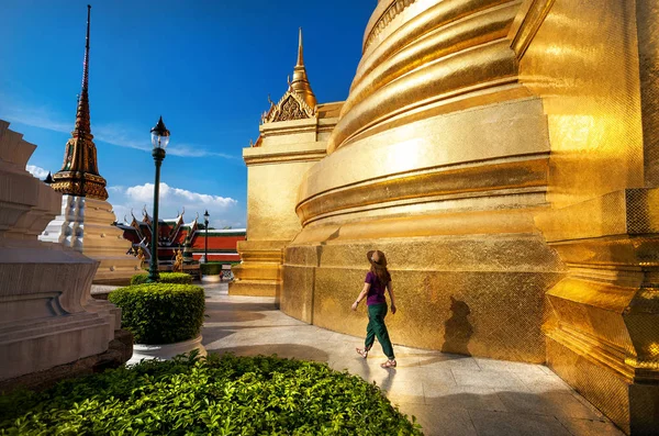 Touristin zu Fuß in wat phra kaew — Stockfoto