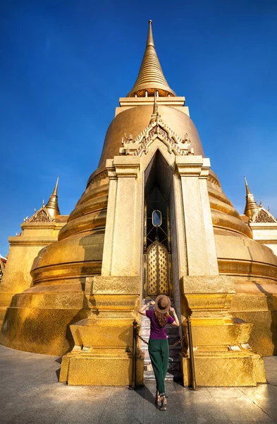 タイで黄金の仏舎利塔近く女性観光 — ストック写真