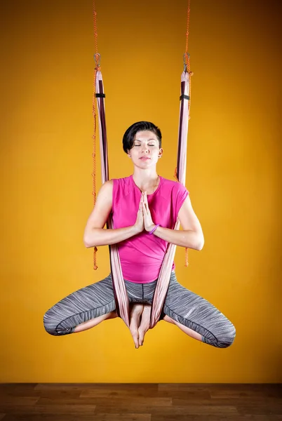 Antigravity yoga i hängmatta — Stockfoto