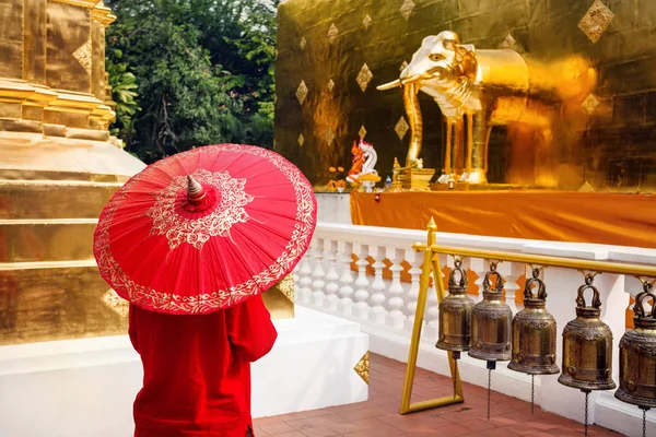 Kvinna med rött paraply i Thailand — Stockfoto