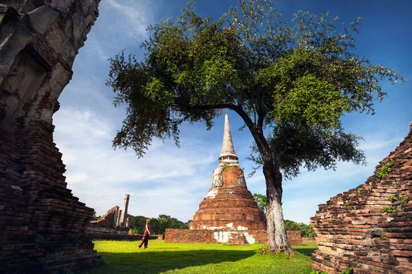 Tourist in den Ruinen des antiken Thailand — Stockfoto