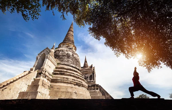 Yoga perto de templo na Tailândia — Fotografia de Stock