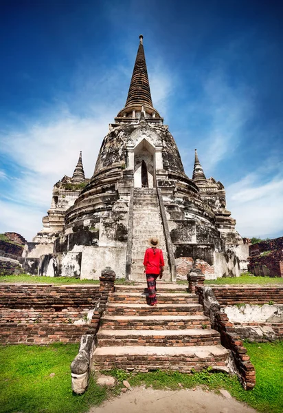 Turista nas ruínas da Tailândia — Fotografia de Stock