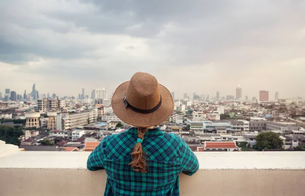Turist tittar på Bangkok City panorama — Stockfoto