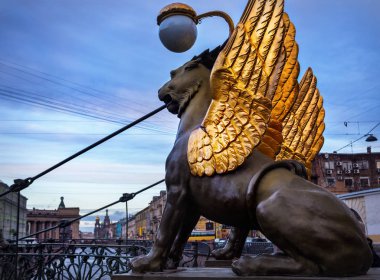 Griffin, St Petersburg banka köprüde