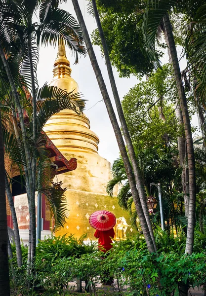 Frau in der Nähe goldener Tempel in Thailand — Stockfoto