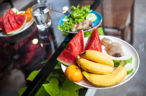 Desayuno de frutas tropicales y ensaladas — Foto de Stock