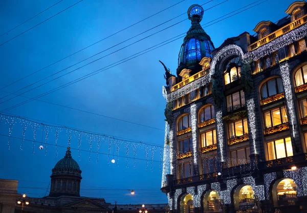 Singer House com iluminação em Petersburgo — Fotografia de Stock