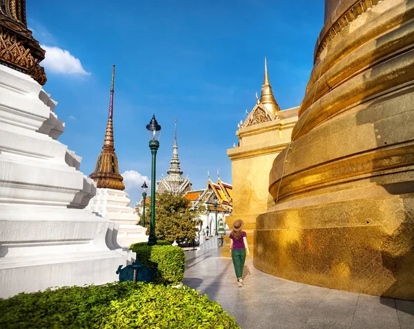 Frau im Tempel von Bangkok — Stockfoto