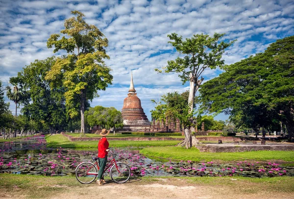 Mujer con bicicleta cerca del templo en Tailandia — Foto de Stock