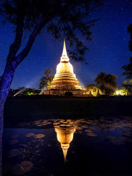 Золотой храм на ночном небе в Таиланде — стоковое фото