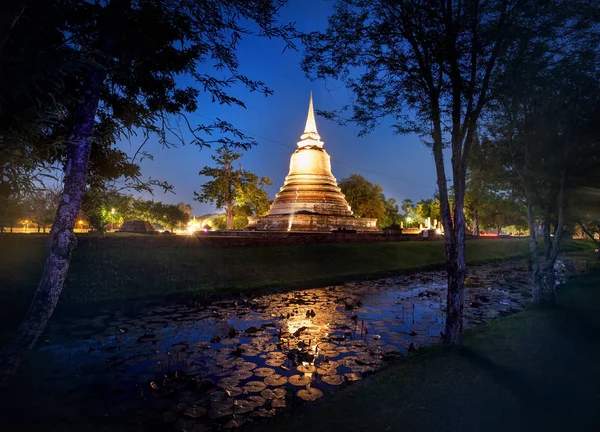 Goldener Tempel am Nachthimmel in Thailand — Stockfoto