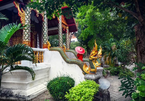 Frau im Tempel in Nordthailand — Stockfoto