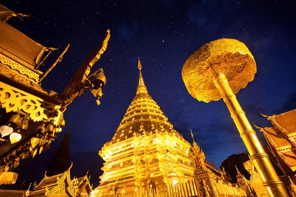 Tempel bei nächtlichem Sternenhimmel in Thailand — Stockfoto