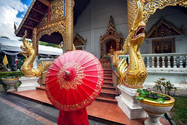 Frau in der Nähe des Tempels in Thailand — Stockfoto