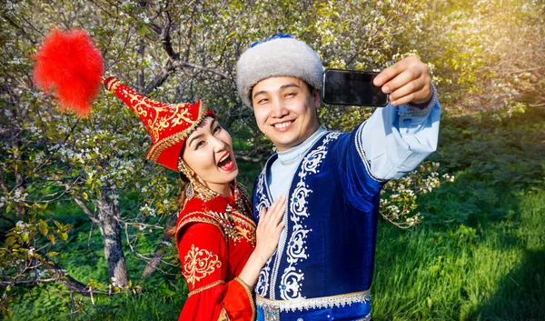 Забавная казахская пара в саду — стоковое фото