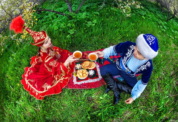 Casal cazaque no jardim — Fotografia de Stock
