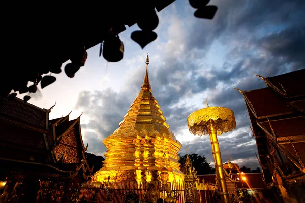 Tempel bei nächtlichem Sternenhimmel in Thailand — Stockfoto