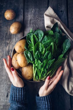 Patates ile taze ıspanak flatlay