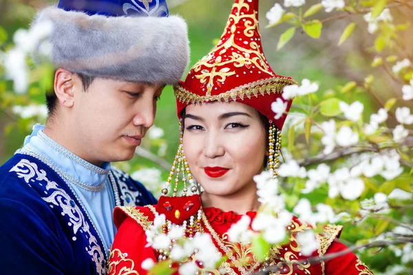 Казахская пара в саду — стоковое фото