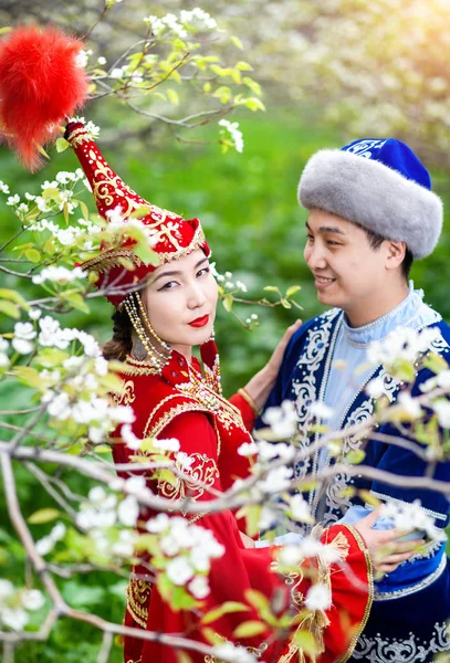 Couple kazakh dans le jardin — Photo