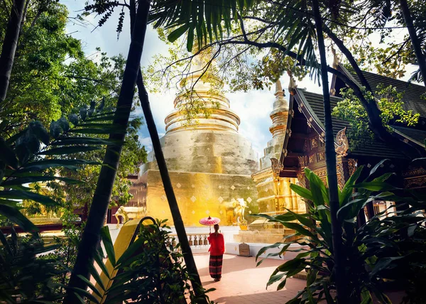 Frau in der Nähe eines alten Tempels in Thailand — Stockfoto