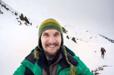 Dağlarda mutlu sakallı adam