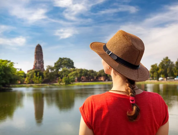 Tayland 'ın Antik Harabelerinde Turist — Stok fotoğraf