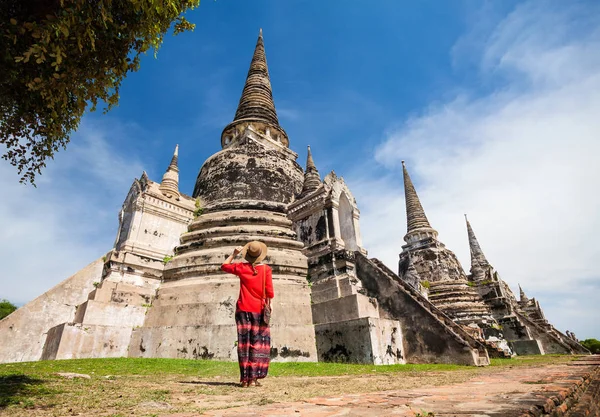 Turista cerca del antiguo templo en Tailandia — Foto de Stock