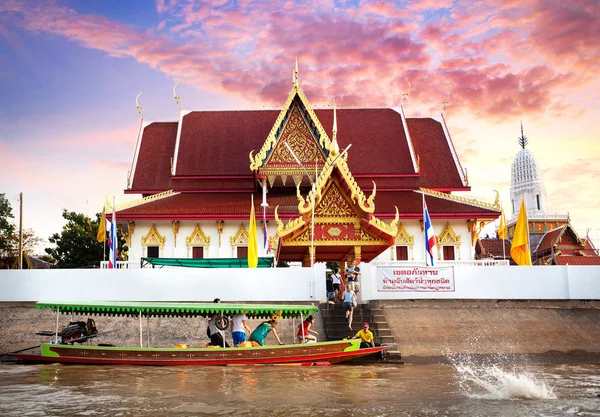 Cruzeiro no barco de cauda longa na Tailândia — Fotografia de Stock