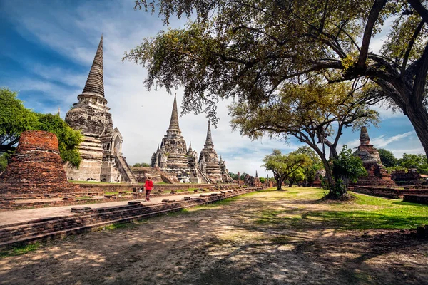 Közelében a régi templomok Thaiföld turisztikai — Stock Fotó
