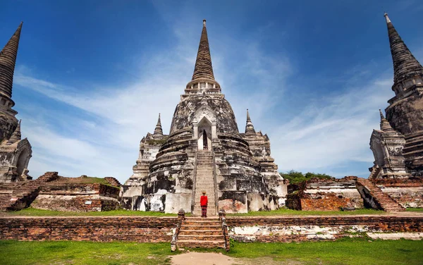 Turista cerca de templo antiguo en Tailandia — Foto de Stock