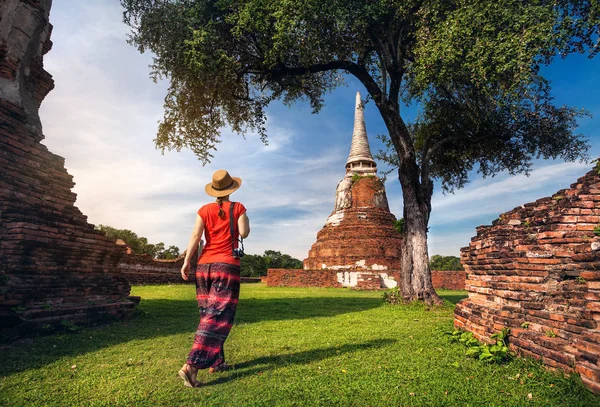 Tourist in der Nähe eines antiken Tempels in Thailand — Stockfoto