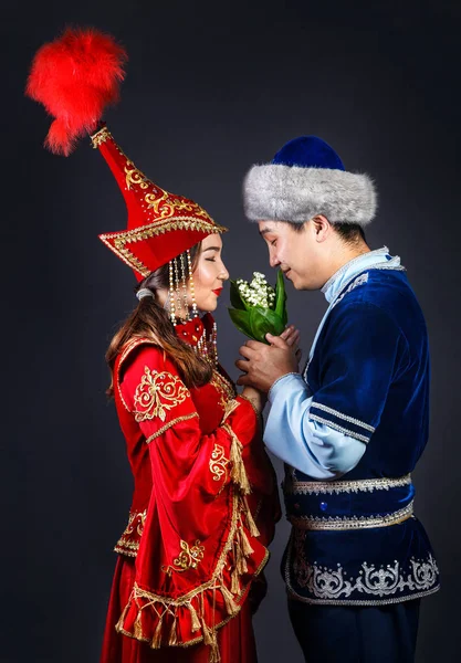 Kazah pár viseletben Kazah — Stock Fotó