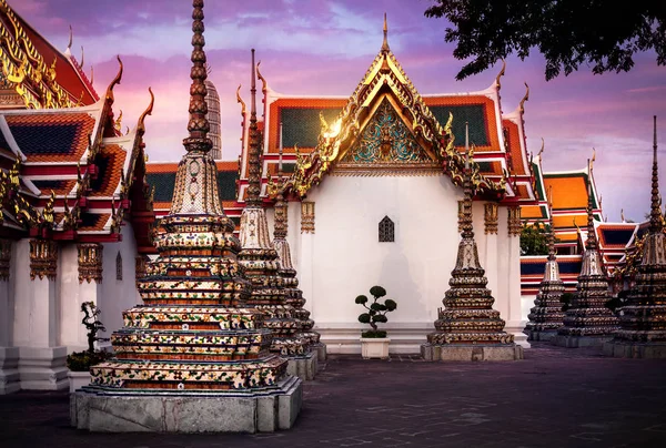 Wat Pho em Bangkok ao pôr-do-sol — Fotografia de Stock