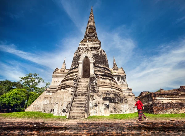 タイの古代寺院の近くの観光 — ストック写真