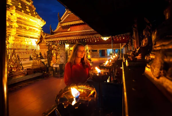 Žena v buddhistickém chrámu — Stock fotografie