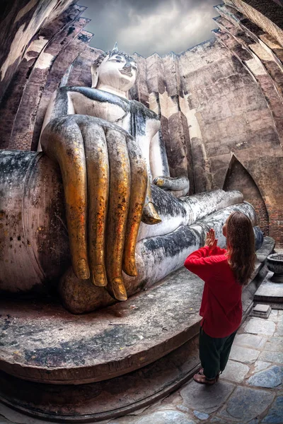 Touristen und große Buddha-Statue in Thailand — Stockfoto