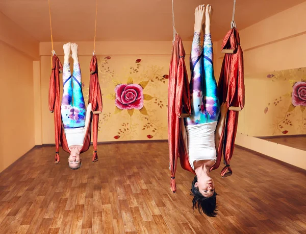 Antigravity yoga på hängmatta — Stockfoto