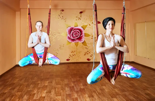 Antigravity yoga på hängmatta — Stockfoto
