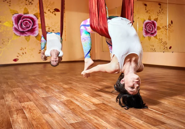 Yoga anti-gravité au hamac — Photo